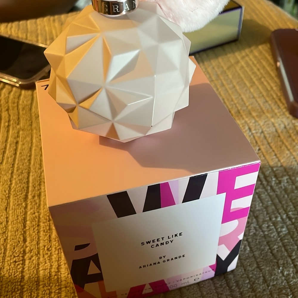 Ariana grande sweet like candy perfume color pink